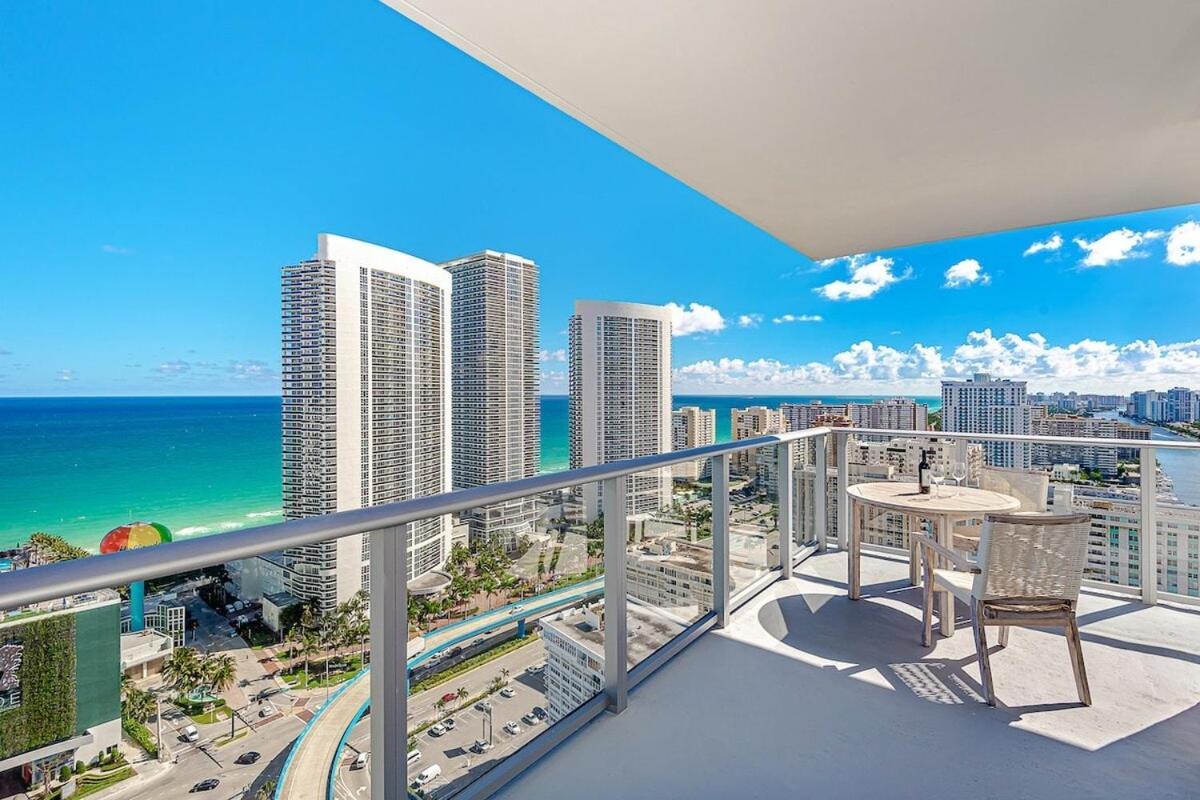 Wrap Around Balcony - Insane Views - Amazing Pools Apartment Hollywood Exterior foto
