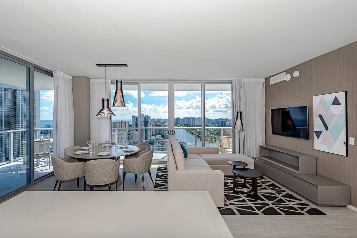 Wrap Around Balcony - Insane Views - Amazing Pools Apartment Hollywood Exterior foto