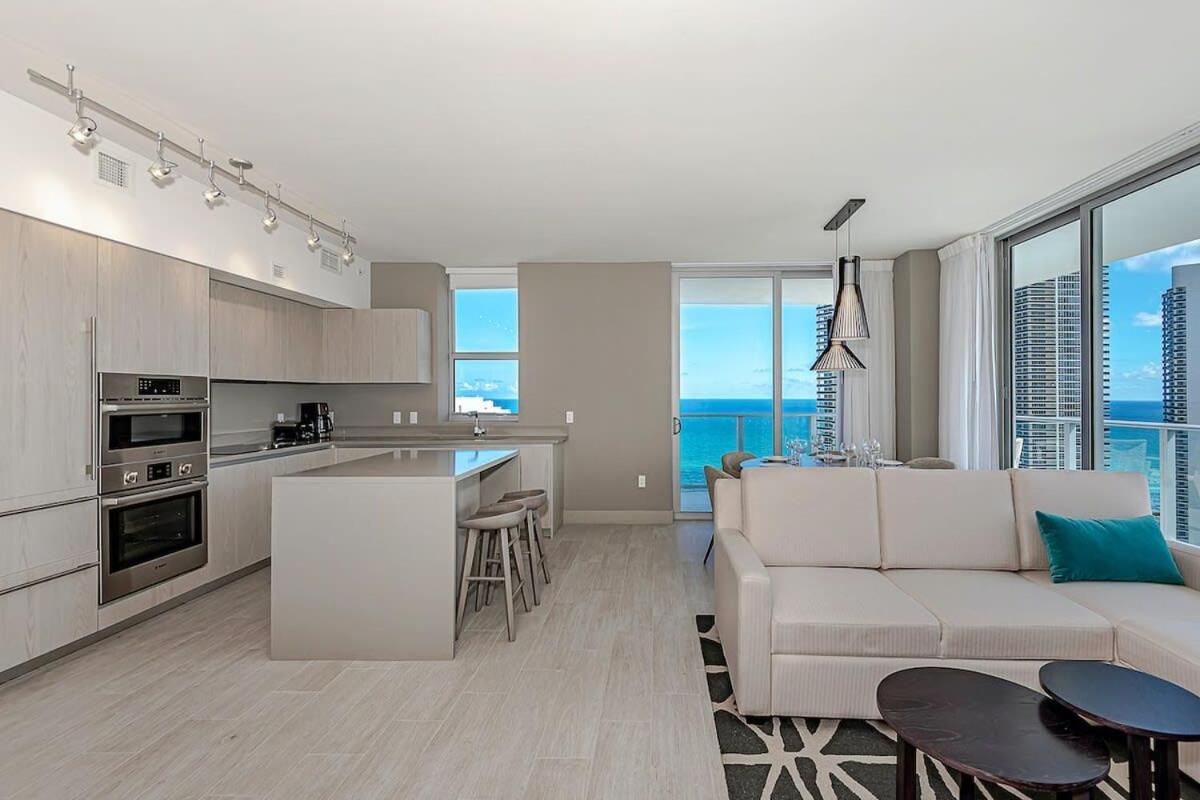 Wrap Around Balcony - Insane Views - Amazing Pools Apartment Hollywood Exterior foto