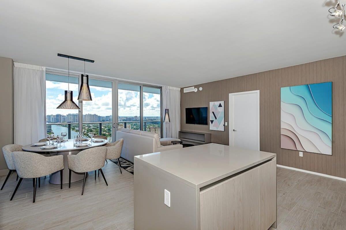 Wrap Around Balcony - Insane Views - Amazing Pools Apartment Hollywood Exterior foto