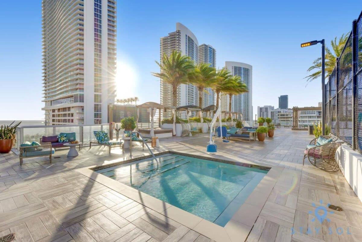 Wrap Around Balcony - Insane Views - Amazing Pools Apartment Hollywood Exterior foto