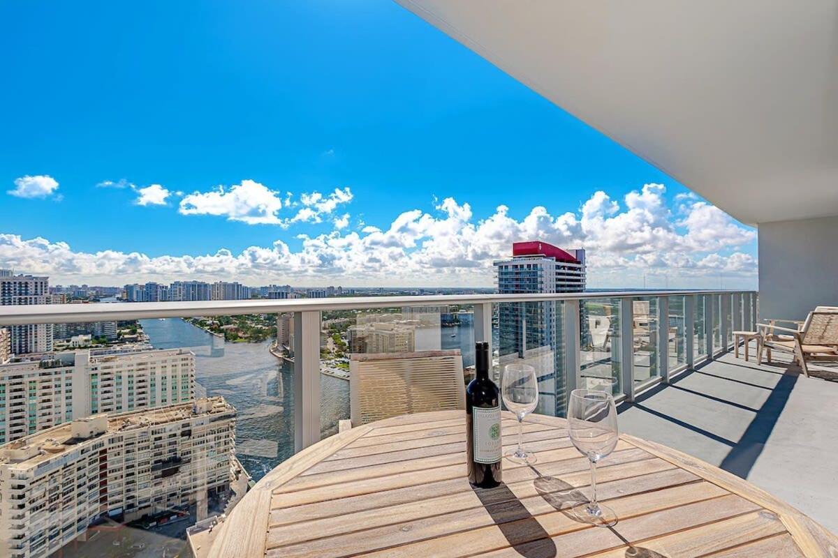 Wrap Around Balcony - Insane Views - Amazing Pools Apartment Hollywood Exterior foto