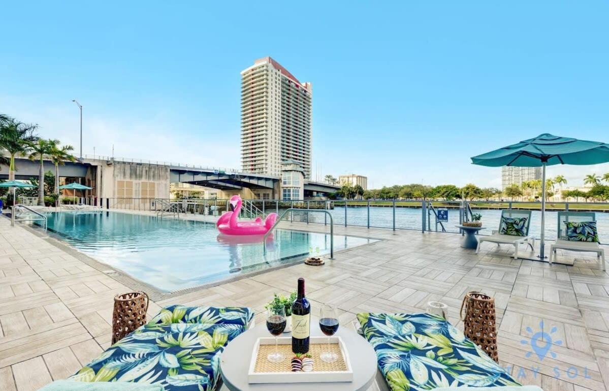 Wrap Around Balcony - Insane Views - Amazing Pools Apartment Hollywood Exterior foto