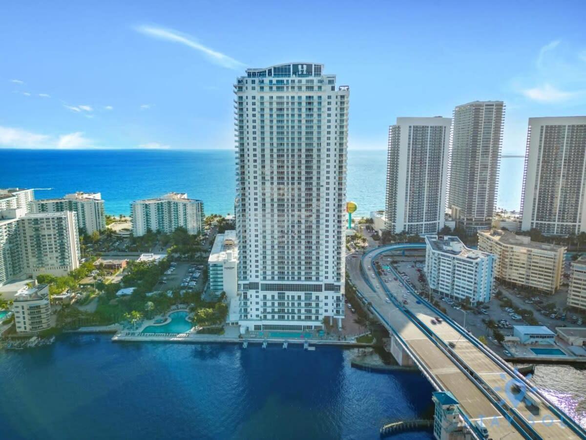 Wrap Around Balcony - Insane Views - Amazing Pools Apartment Hollywood Exterior foto