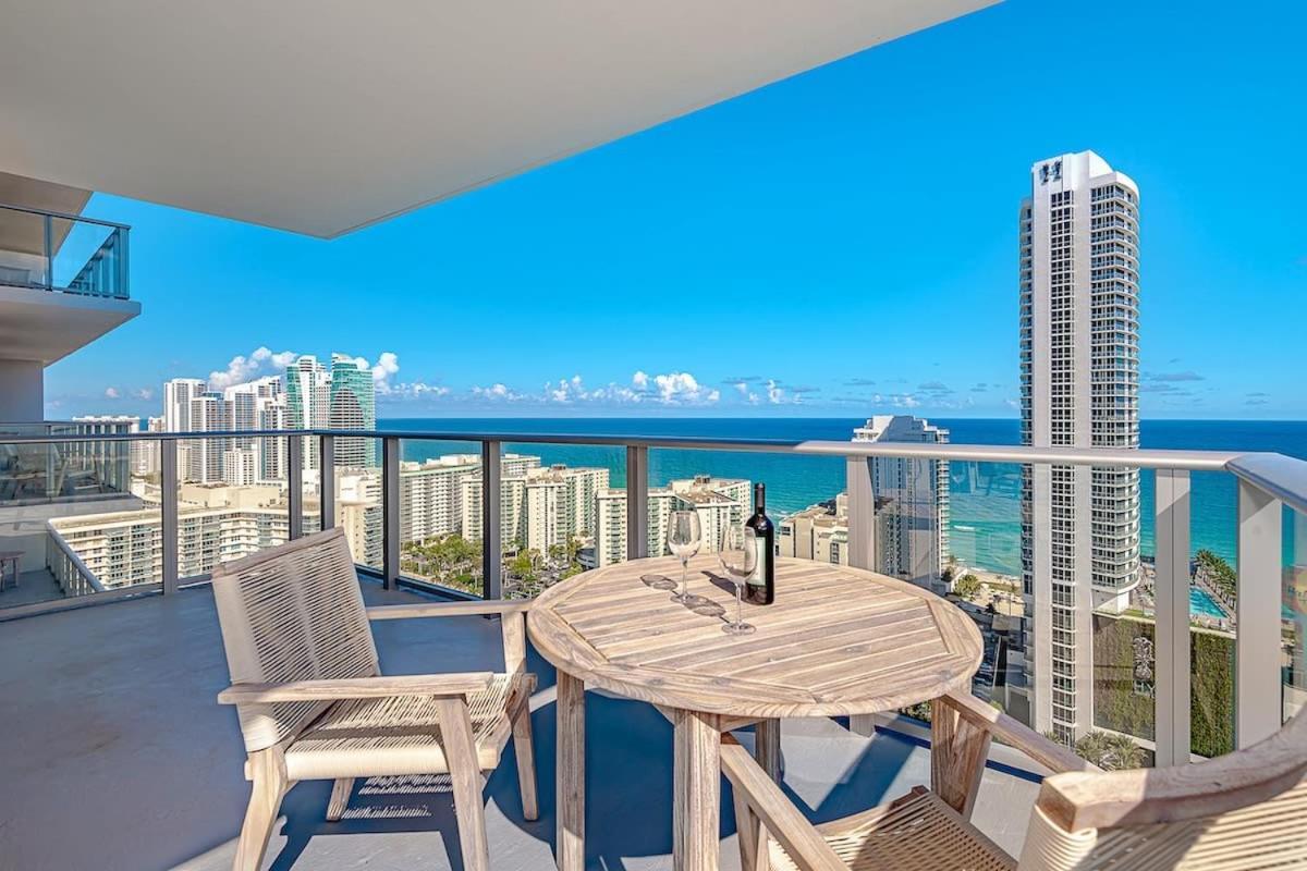 Wrap Around Balcony - Insane Views - Amazing Pools Apartment Hollywood Exterior foto