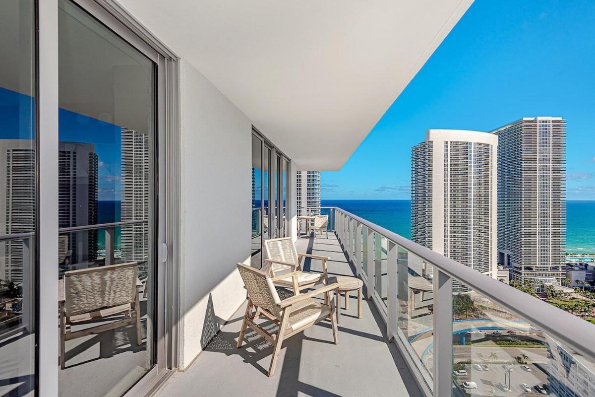 Wrap Around Balcony - Insane Views - Amazing Pools Apartment Hollywood Exterior foto