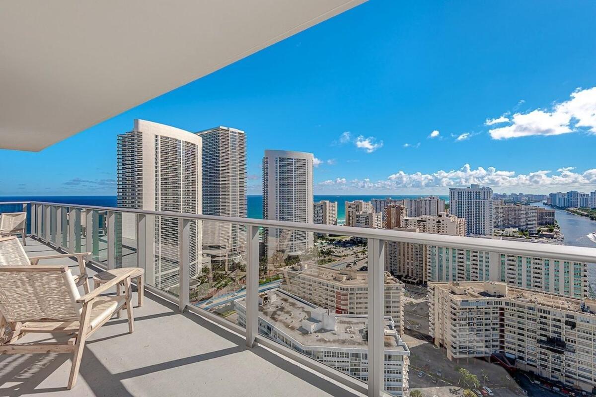 Wrap Around Balcony - Insane Views - Amazing Pools Apartment Hollywood Exterior foto